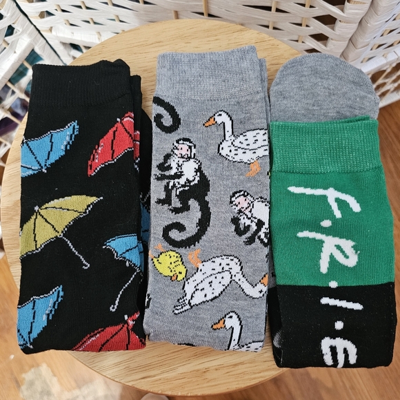 6 Pairs New "Friends" Crew Socks - Picture 2 of 3